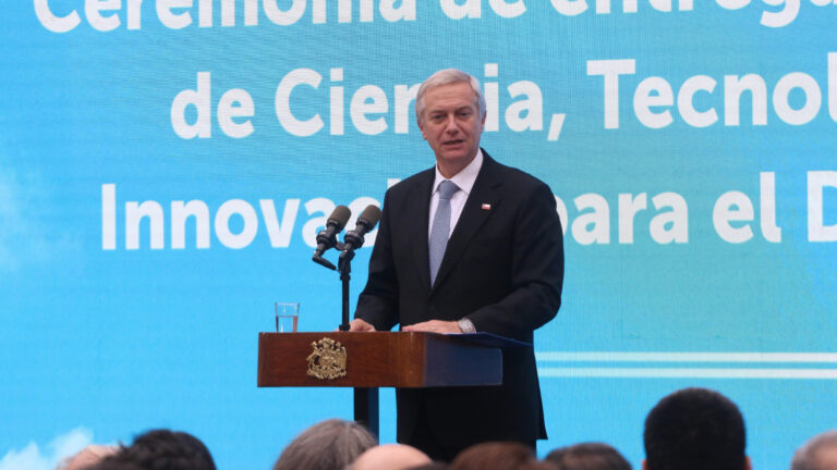Autoridades de Atacama solicitan antecedentes tras exhibición con imágenes políticas sobre Kast en liceo de Vallenar