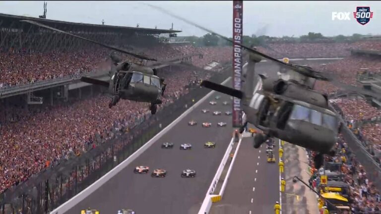 Solo en Estados Unidos: Dos Black Hawk acompañan la vuelta previa de las 500 Millas de Indianapolis