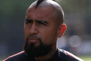 "Se debe retirar": Hinchas de Colo Colo apuntan contra Arturo Vidal tras nuevo autogol