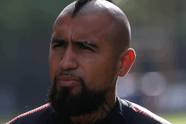 "Se debe retirar": Hinchas de Colo Colo apuntan contra Arturo Vidal tras nuevo autogol