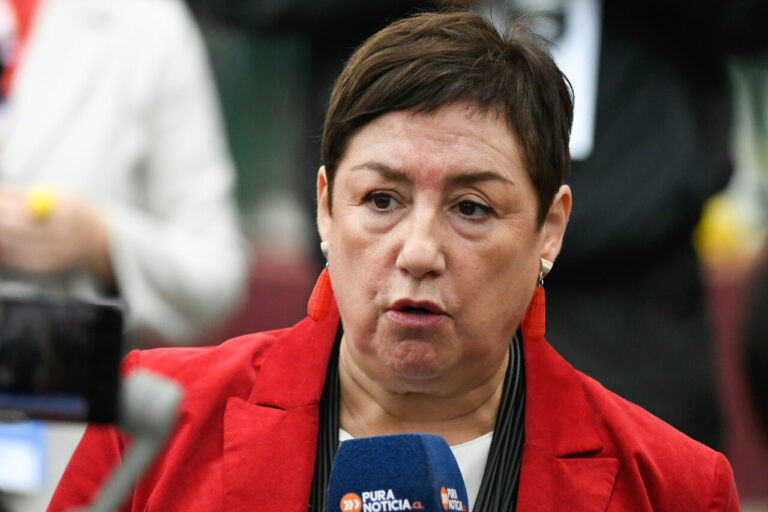 Beatriz Sánchez cuestiona embargos a deudores del CAE y acusa posible “amedrentamiento”