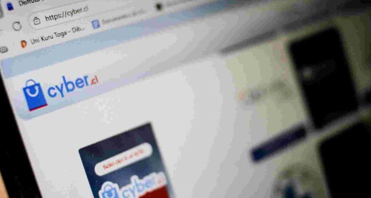 Experto explica "patrones oscuros" del Cyber Day y advierte que "actúa distinto según el historial"