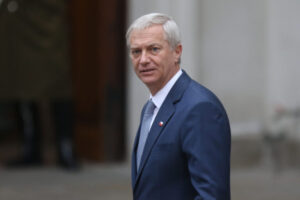 Aprobación del presidente Kast cae a 32%, su nivel más bajo desde que asumió el Gobierno