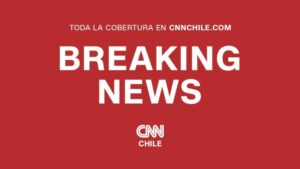 Bomberos combate un incendio en un local comercial de Santiago