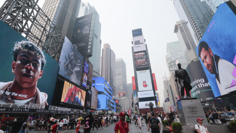 En la previa de la final del Mundial 2026: Carteles luminosos de Messi y Yamal aparecen en Times Square