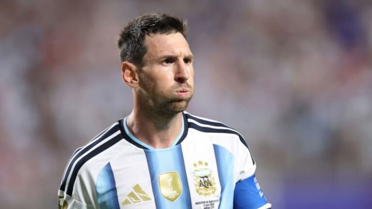 Jugadores de la selección argentina regresan a su país tras la final ante España