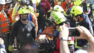 Rescatistas logran sacar con vida a hombre que estuvo más de una semana atrapado bajo casi nueve metros de escombros