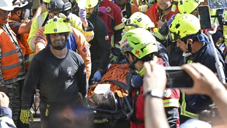 Rescatistas logran sacar con vida a hombre que estuvo más de una semana atrapado bajo casi nueve metros de escombros