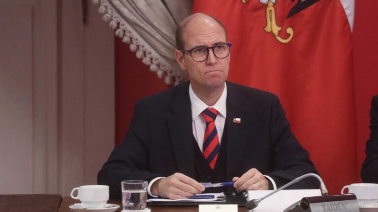 Arrau llama a salir del “cálculo político” en discusión por reforma constitucional y afirma que “la fórmula puede ser modificada”