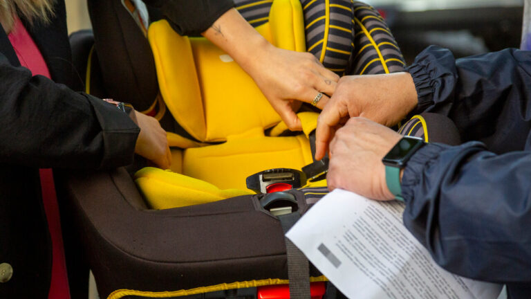 Buscan aumentar sanciones por el no uso de sillas infantiles en vehículos