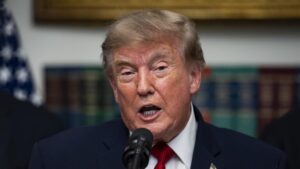 Donald Trump anuncia aranceles del 50% a vehículos y acero canadienses