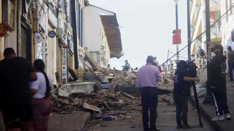 Informan muerte de al menos 20 personas tras terremoto 7.4 en Colombia