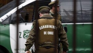 Intentaron atropellar a carabineros y terminaron dentro de un canal en Peñalolén: dos detenidos