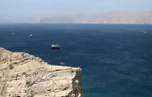 Irán condiciona reapertura de Ormuz al fin de sanciones y bloqueo naval de Estados Unidos