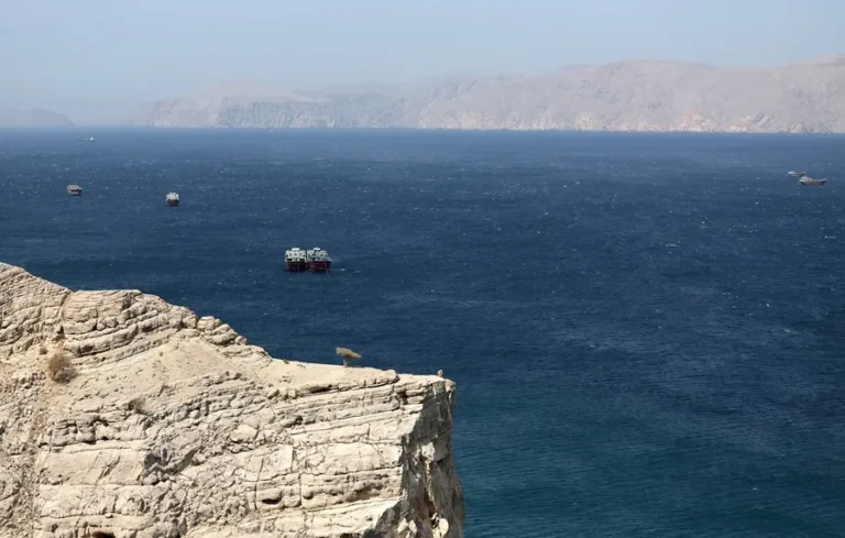 Irán condiciona reapertura de Ormuz al fin de sanciones y bloqueo naval de Estados Unidos