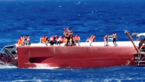 Siete muertos y 23 desaparecidos tras volcar un barco con 267 personas