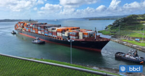 Un portacontenedores paga millonario monto para saltarse la fila en el Canal de Panamá
