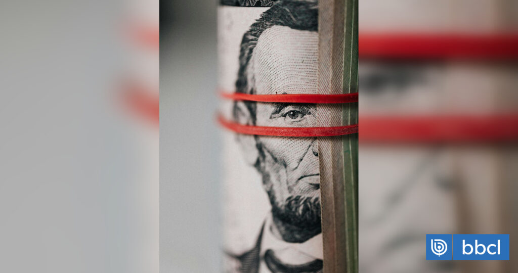 El dólar amenazó con escalar hasta $980 tras tocar su mayor nivel en más de un año