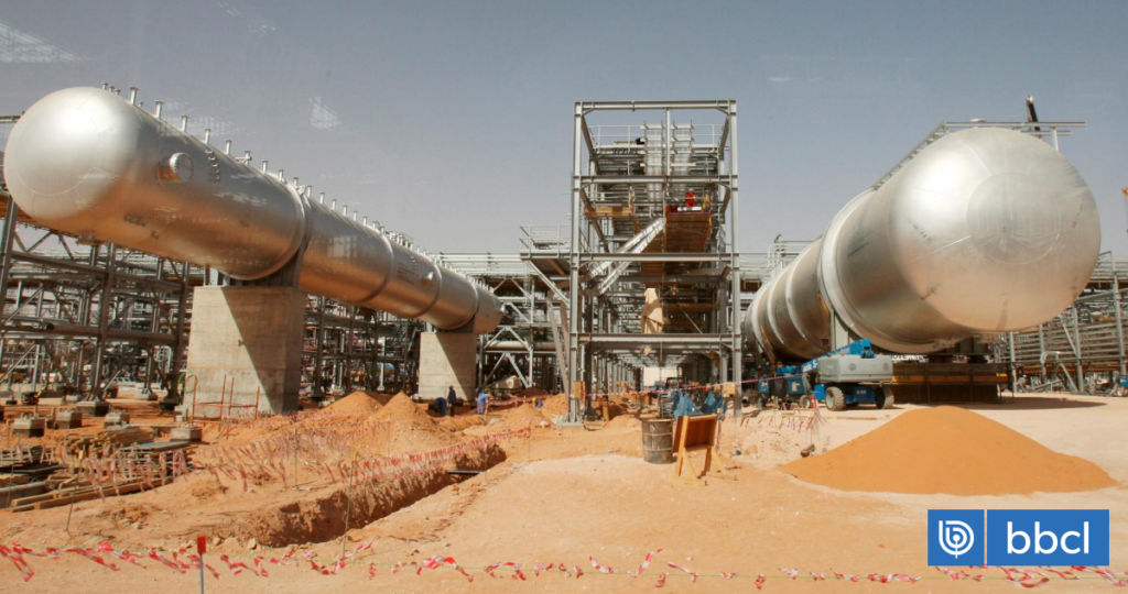 El petróleo brent cierra sobre los US$106 tras un nuevo ataque de los hutíes a Araba Saudí