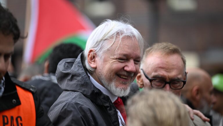 Julian Assange, fundador de WikiLeaks, vuelve a su cuenta de X luego de más de dos años sin publicar: “He regresado”