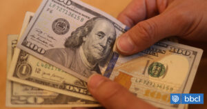 La presión de la guerra en Medio Oriente y los precios del petróleo empuja el dólar hacia los $940