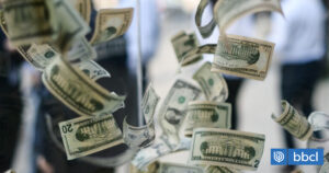 Dólar pega fuerte volantazo y cae más de $17 luego que Gobierno anunciara nuevas liquidaciones