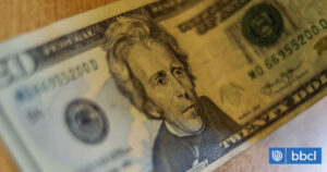 Dólar rebota cerca de los $990 tras confirmarse una inflación persistente en Estados Unidos