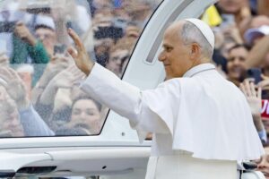 Médicos desaconsejan viaje en helicóptero al papa León XIV pese a su “óptima evolución” tras operación de cáncer