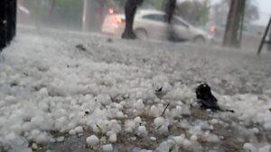 Senapred declara alerta roja para la Región Metropolitana por caída de granizos y tormenta eléctrica