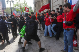 Solidaridad UC pide medidas tras agresiones de encapuchados en marcha de la Confech