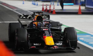 Verstappen brilla en la noche de Singapur y Antonelli ya roza el título