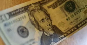 Dólar rebota cerca de los $990 tras confirmarse una inflación persistente en Estados Unidos